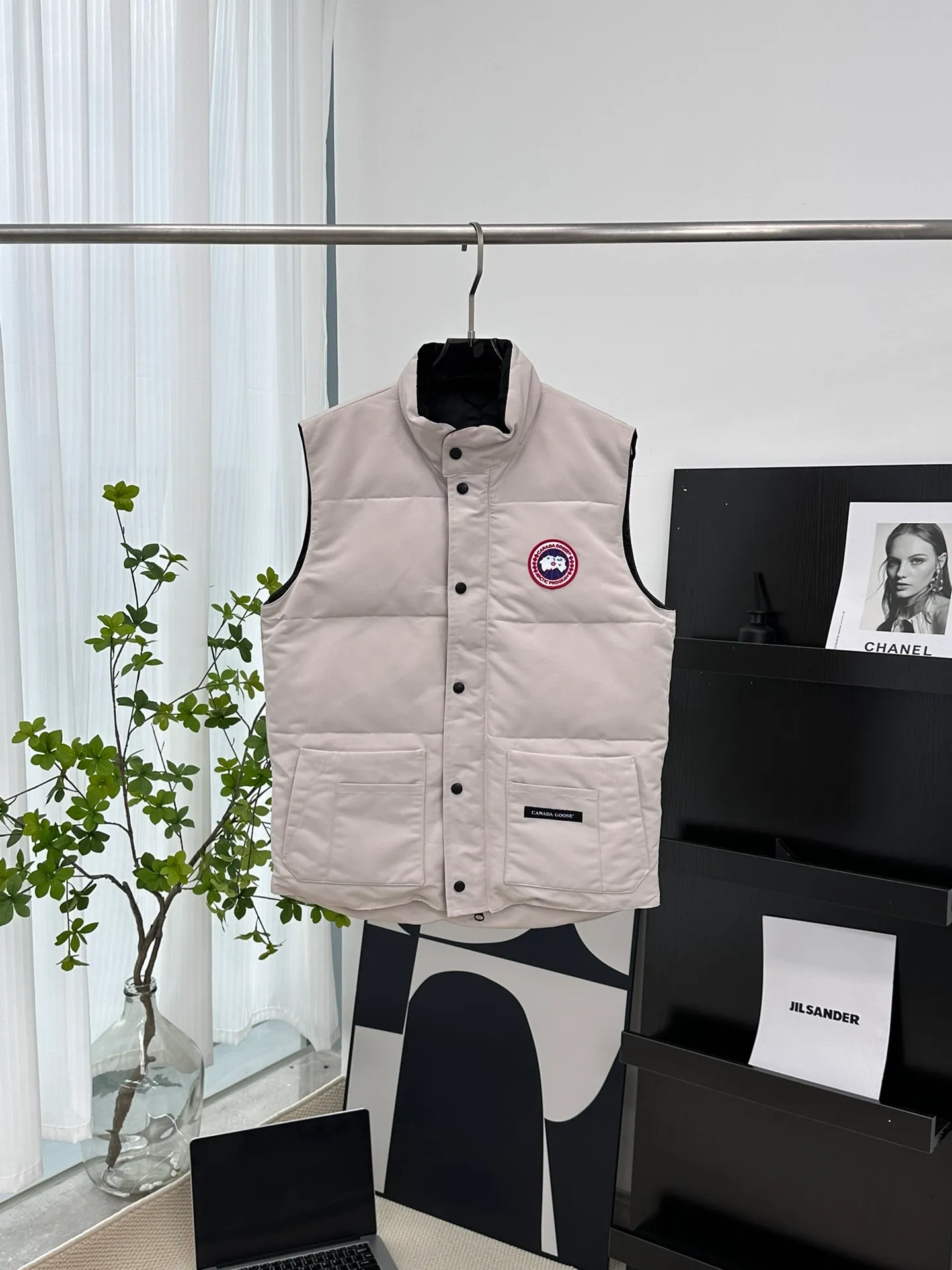 P380 [𝗖𝗮𝗻𝗮𝗱𝗲 𝗚𝗼𝗼𝘀𝗲] Canada Goose Couple Vest for Men and Women. 1⃣️Imported Behringer embroidery machine customized 10,000-needle embroidery logo 2⃣️Imported 18-count polyester-cotton blended original fabric 3⃣️Authentic official website synchronized with the new national standard 80% white duck down 4⃣️100% nylon nylon lining with double double-layer sealing design 5⃣️Yoshida YKK customers provide original factory customized electroplating sliders 6⃣️All auxiliary materials and hardware are disassembled and customized! 1:1 restore the official website Color: off-white, leather pink, bright red, sapphire blue, navy blue, black 𝗦𝗜𝗭𝗘:𝗫𝗦-𝗫𝗫𝗟